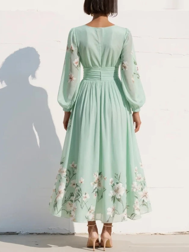 Lysegrønn midi-kjole i chiffon med blomsterprint og V-hals